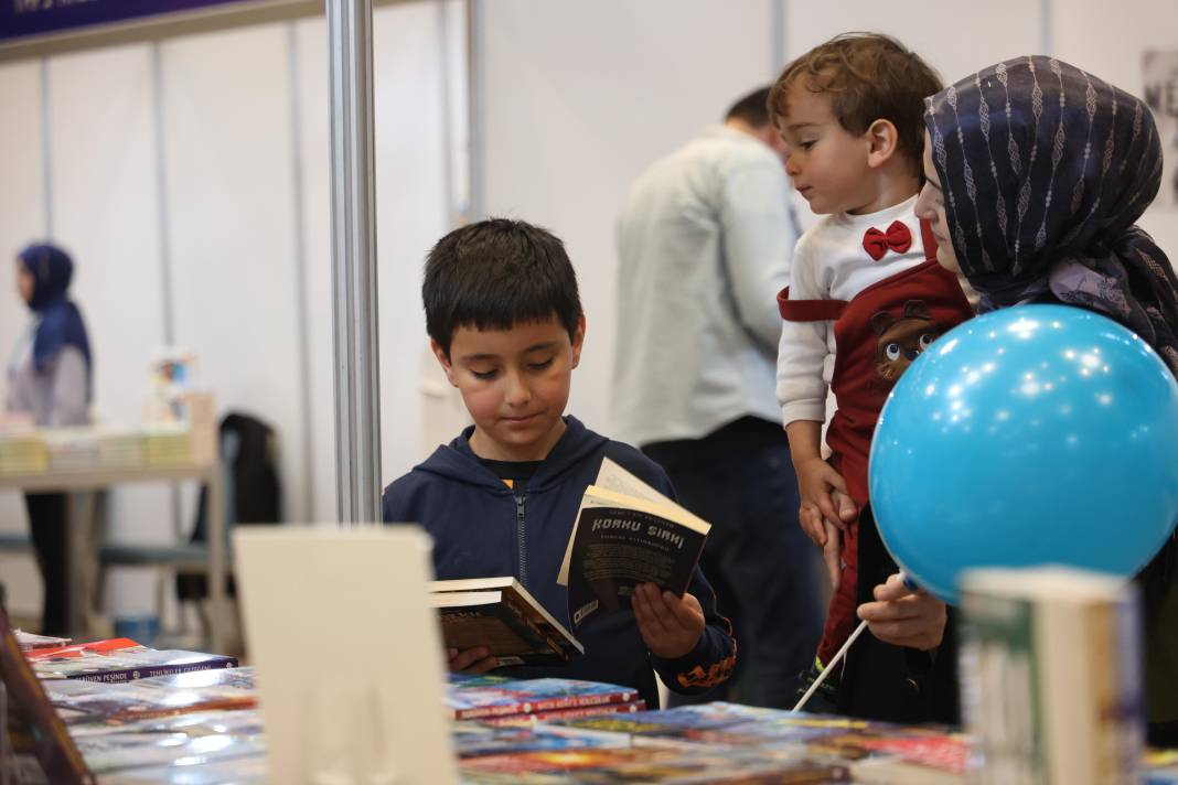 Başkan Altay minik kitap kurtlarıyla bir arada 14